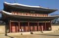 Kompleks pałacowy Gyeongbukgung: Gyeongbokgung był głównym kompleksem pałacowym dynasti Joseon, panującej w Korei od 1392 do 1910 roku. Pierwsze zabudowania tego kompleksu pałacowego wzniesione były na początku XVI wieku. Ten budynek należy do jednego z nowszych. Był odbudowany po pożarze pod koniec XVII wieku.