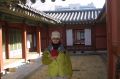 Wewnętrzne podwórko budynku pałacowego: Tak wygląda prywatne podwórko którejś księżnej z dynastii Joseon. Swoją drogą dziwię się, jak im tam nie było zimno w tych ścianach z papieru...