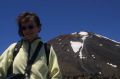 Ada na tle Mt. Ngauruhoe: Mount Ngauruhoe ciągle jeszcze ma odrobinkę śniegu na szczycie. Od czasu do czasu można było również zobaczyć smużki dymu uchodzące z krateru - to wciąż jest jeszcze czynny wulkan.