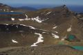 Pierwsze spojrzenie na Szmaragdowe Jeziora: Schodząc, a właściwie zjeżdżając na butach z najwyższego punktu naszej wycieczki do Krateru Centralnego (Central Crater) po drobnym wulkanicznym żużlu mogliśmy obserwować naszą przyszłą drogę przez Krater Centralny, jak również wyłaniające się po prawej stronie słynne Szmaragdowe Jeziora (Emerald Lakes).