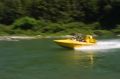 Odrzutowa łódka: Jet Boating, czyli pływanie łodką o napędzie odrzutowym po płytkich rzekach to jeden z nowozelandzkich sportów ekstremalnych.Po wyjeździe z St. Arnaud i znad jeziora Rotoiti podążamy na południowy zachód Południowej Wyspy. Droga prowadzi malowniczym kanionem rzeki Buller. Zatrzymaliśmy się na popas skuszeni reklamą najdłuższej w Nowej Zelandii kładki (swingbridge) nad rzeką. Po przejściu kładki po drugiej stronie rzeki Buller rozłożyliśmy się na brzegu, by poobserwować sobie odrzutowe łódki gnające z prędkością 100 km/h po płyciznach.