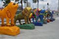 Dzieci mogą się przejechać na zabawkowych lwach pomalowanych w oszałamiające kolory.