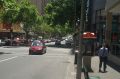 Centrum Melbourne: niby normalna ulica ale samochody jeżdżą po złej stronie drogi!