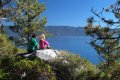Ada i Ania podziwiają panoramę jeziora Tahoe.